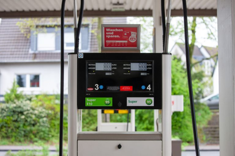 Olieprisen falder markant – men det mærker du ikke ved pumpen endnu